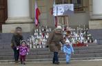 Lublin: Flaga miasta opuszczona do połowy masztu. W południe wybrzmiała „Cisza”