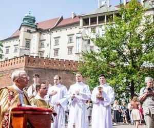 Procesja Bożego Ciała w Krakowie. Tłumy na ulicach miasta 