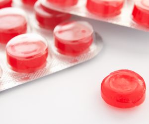 Tabletki na ból gardła - rodzaje. Jak i kiedy używać?