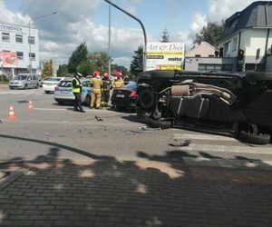 Kolizja na Sokołowskiej w Siedlcach. Jedno auto przewróciło się na bok