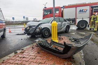 Ostrowiec Świętokrzyski. Dwa volvo roztrzaskane na skrzyżowaniu, są ranni