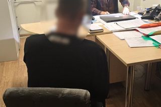Drogowy bandyta celowo wjeżdżał wjeżdżał w ludzi na chodniku! Wcześniej wrzeszczał na pieszych