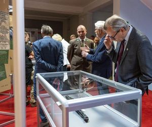 To, co archeolodzy odkryli w lesie, trafi na sejmowe korytarze. Jest wystawa pamiątek z obozowiska partyzantów AK w Borach Tucholskich