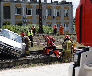 Kontrolowane zderzenie pociągu z osobówką