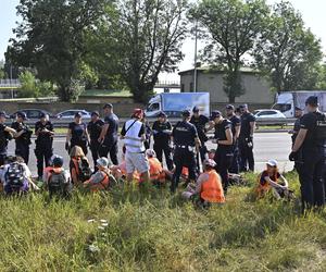  Aktywiści z Ostatniego Pokolenia sparaliżowali ruch. Kierowcy: Ktoś powinien zrobić z nimi porządek!