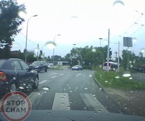Karygodne zachowanie kierowcy w Częstochowie. Doszło do potrącenia. WIDEO