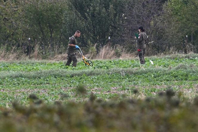 Służby pracują w Choinach w pow. świdnickim. Znaleziono tam szczątki rakiety