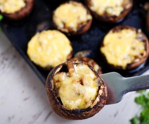 Co zrobić z portobello? Zapiekane grzyby portobello z camembertem [WIDEO]