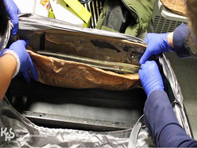 Przemyt za ponad milion: Trzy paczki heroiny w walizce z Madagaskaru! 