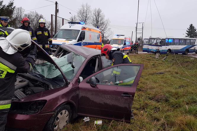 Tołcze. Autobus zderzył się z osobówką. Trzy osoby zabrane do szpitala