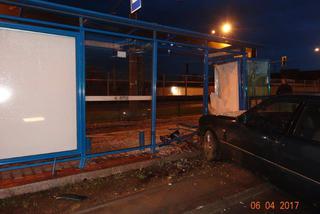 Kraków: Samochód wjechał w wiatę przystankową [ZDJĘCIA]