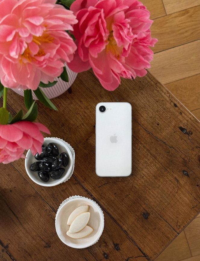Ten telefon pokocha każda mama. Przeczytaj, dlaczego iPhone 16e to idealny prezent na Dzień Matki