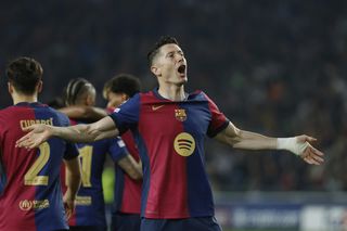 Robert Lewandowski wygina śmiało ciało i pręży muskuły. Aktywny urlop gwiazdora Barcelony