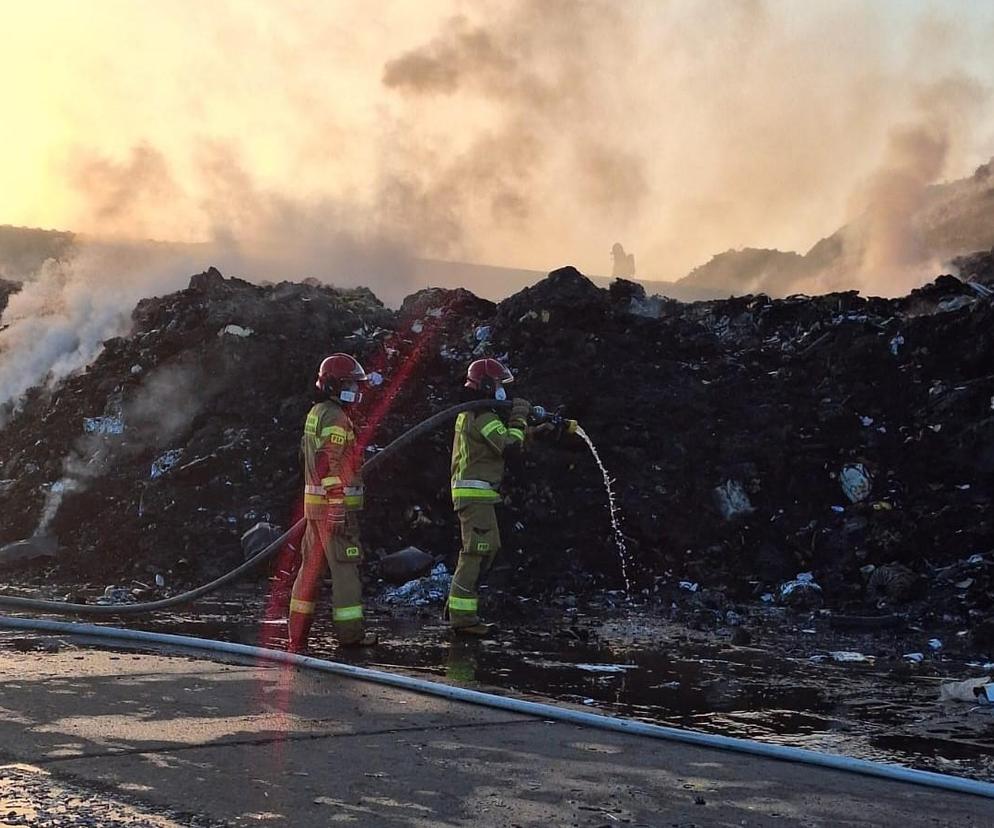 Potężny pożar na terenie zakładu recyklingu odpadów w Rawiczu