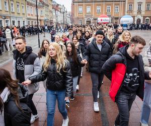 Maturzyści tańczą poloneza na Rynku w Opolu