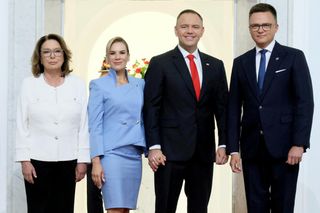 Marta Nawrocka cała na niebiesko na zaprzysiężeniu prezydenta. Niczym Claire Underwood [ZDJĘCIA]