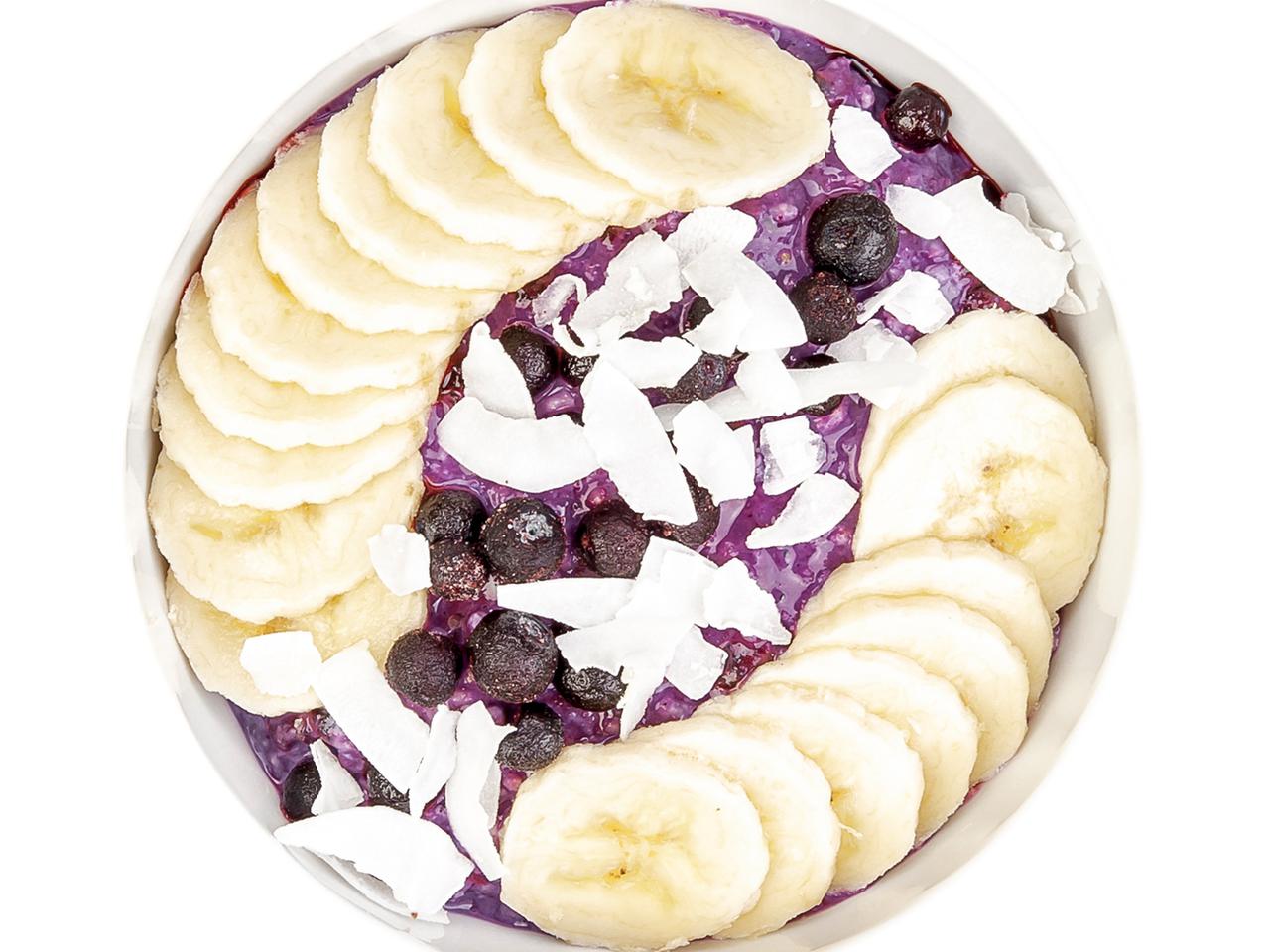 Jak oczyścić wątrobę? Wypróbuj jaglankę na mleku z jagodami i bananem