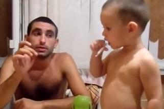 Tylko w Rosji: tak tatuś uczy niemowlaka PALIĆ PAPIEROSY! Szokujące zdjęcia!