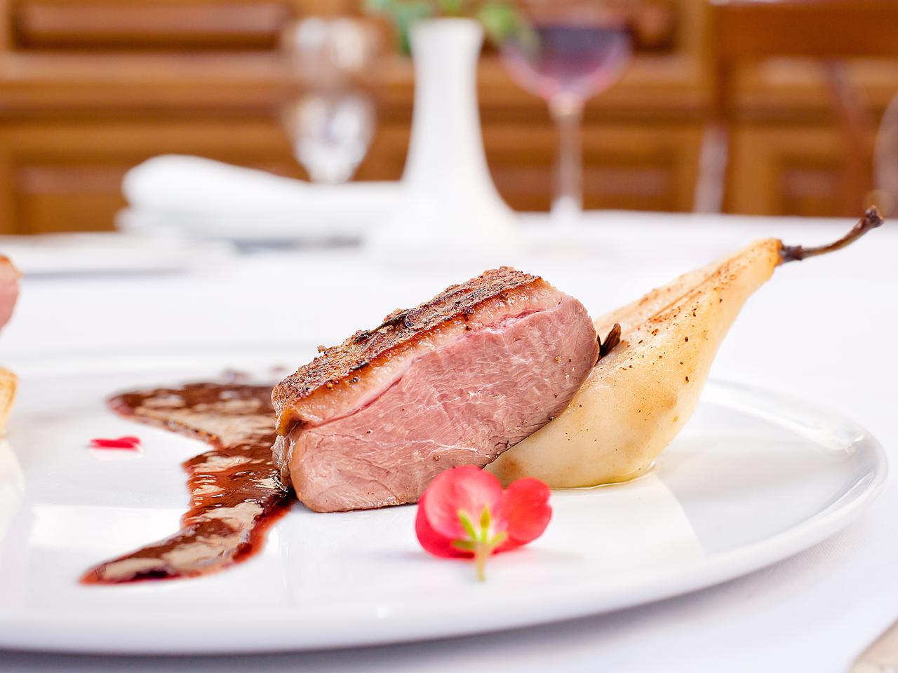 Piersi z kaczki z jeżynowym sosem: przepis z TOP CHEF