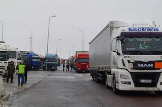 Protest przewoźników na granicy z Ukrainą. Zaostrzenie protestu w Korczowej. Dantejskie sceny! Niektórzy stoją już 2 tygodnie