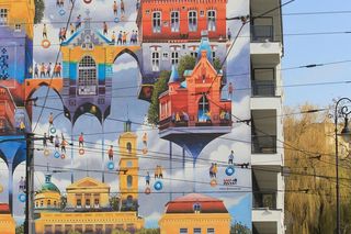 Na dachu budynku w Warszawie zbudowali plac zabaw. Deweloper zapewnia, że to bezpieczne