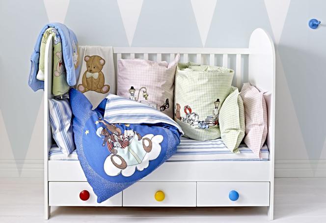 łóżeczko ze szczebelkami do pokoju dziecka
