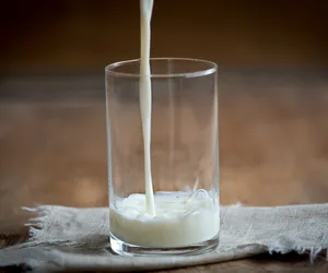 Jak przechowywać mleko w lodówce? Wielu z nas robi to źle