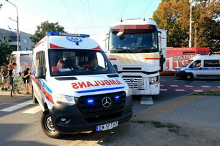 Tir zderzył się z tramwajem we Wrocławiu. 47-latek wysiadł z ciężarówki i zmarł.
