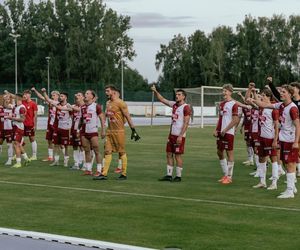 ŁKS Łomża vs Znicz Biała Piska już w najbliższy weekend na Z18! Czy uda się podtrzymać zwycięską passę?