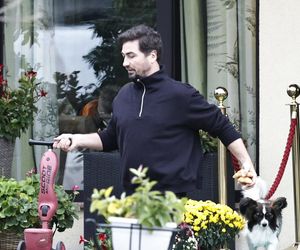 Jan Kliment z żoną i synem wyjeżdżają ze ślubu Kasi Cichepek-Kurzajewskiej