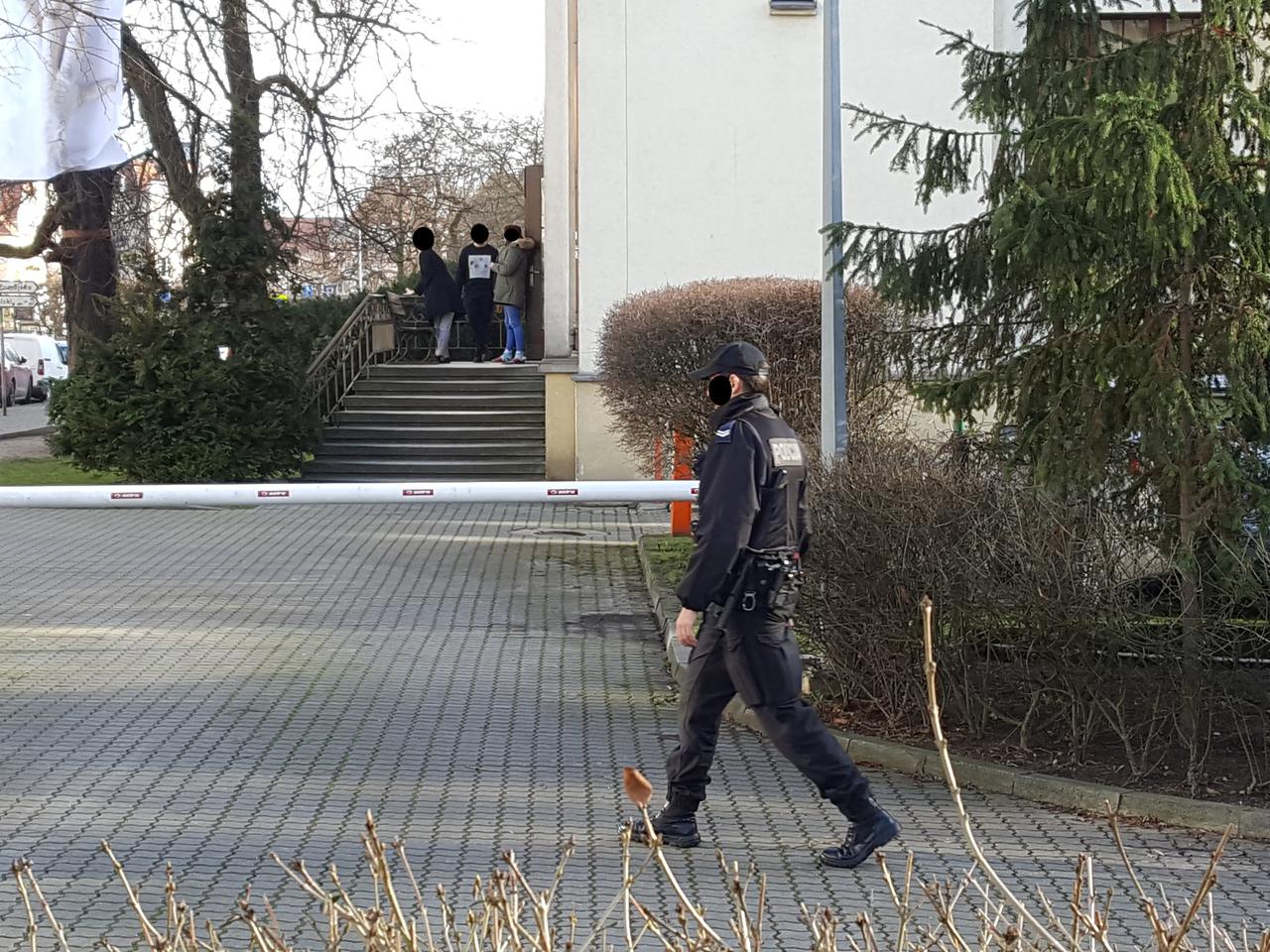 Brawurowa akcja w Bydgoszczy! Kolizja radiowozu z „elką” i pościg za nastolatkami [ZDJĘCIA]