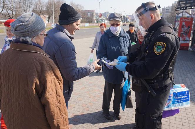 Zakrywanie twarzy OBOWIĄZKOWE! Na Śląsku strażnicy rozdają maski ZA DARMO 