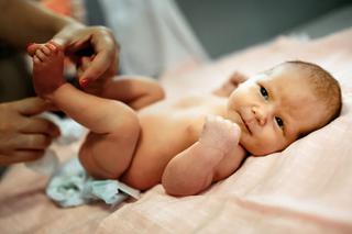 Smółka u noworodka - co robić, gdy nie pojawia się w 1. dobie życia dziecka?