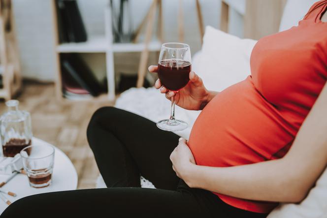 Nawet lampka wina wypita w ciąży trafi do dokumentacji medycznej? Pomysł wywołał kontrowersje