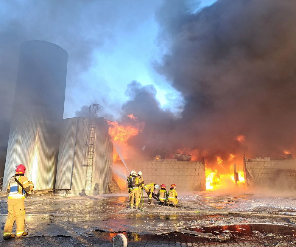 Płonie hala z parafiną do produkcji zniczy. Pożar gasi 25 jednostek straży 