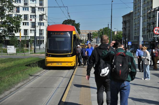Skandaliczne warunki w komunikacji miejskiej w Warszawie. Pasażerowi gniotą się w tramwajach