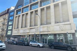 Kino Praha w Warszawie - płaskorzeźby artystów