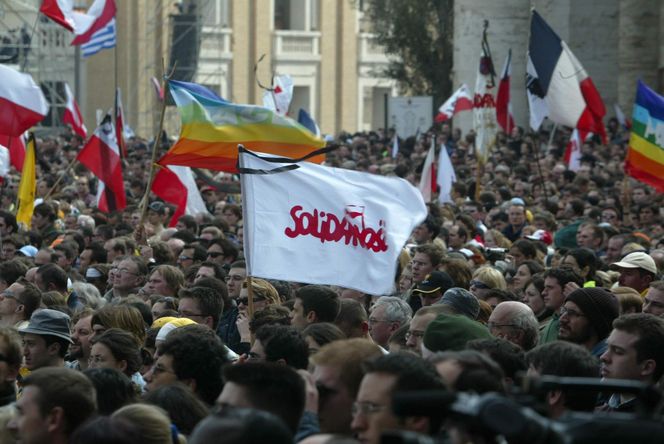 Tak wyglądał pogrzeb Jana Pawła II w Watykanie