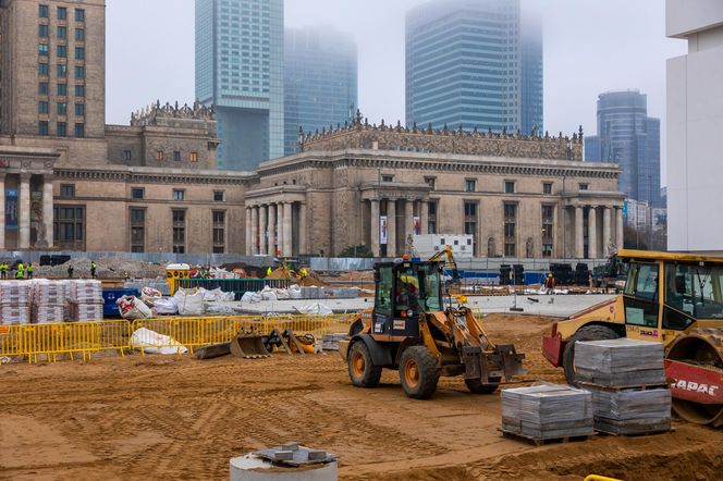 Trwa przebudowa części dawnego Placu Defilad w plac Centralny