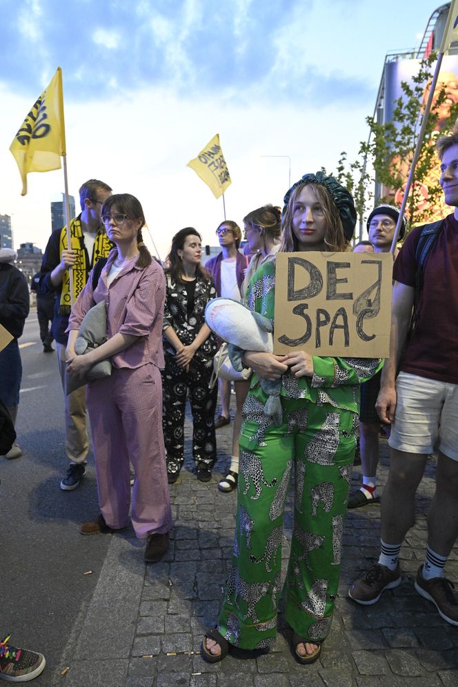 Przeszli przez Warszawę w piżamach i kapciach. Krzyczeli "Chcemy spać!"