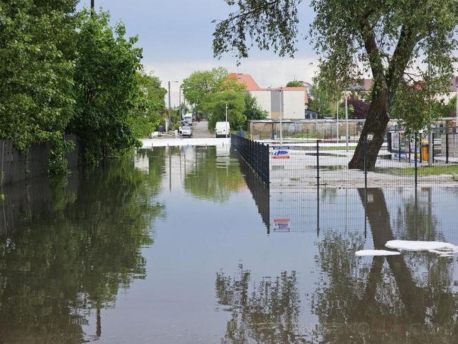 Nawałnica nad Gnieznem. Miasto zalały strumienie wody po ulewie i gradobiciu [ZDJĘCIA].