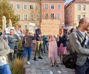 Pikieta urzędników poznańskich na Placu Kolegiackim