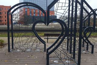 Kłódki miłości na nowej instalacji w centrum Bydgoszczy