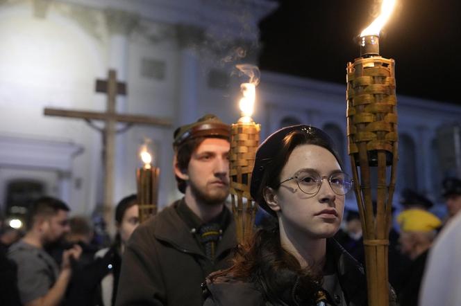 Tłumy wiernych przeszły przez stolicę. Centralną Drogę Krzyżową poprowadził kardynał Nycz