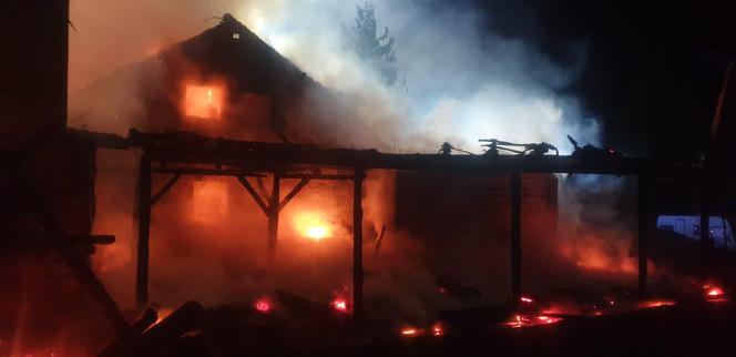 Groźny pożar w podolsztyńskim gospodarstwie agroturystycznym