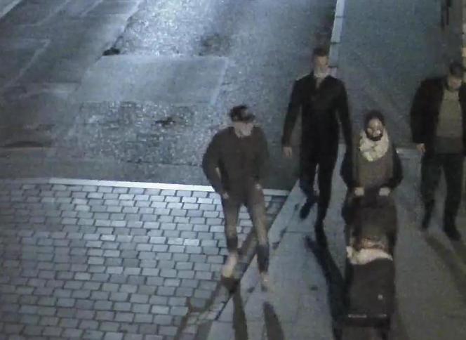 Brutalne pobicie w centrum Bydgoszczy! Policja publikuje zdjęcia i prosi o pomoc 