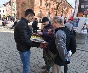 Rolnicy strajkowali częstując tym, co mają najlepsze! Mieszkańcy byli w szoku