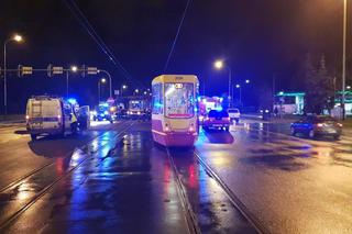 Wypadek na al. Włókniarzy w Łodzi. Potrącony przez tramwaj pieszy zmarł w szpitalu