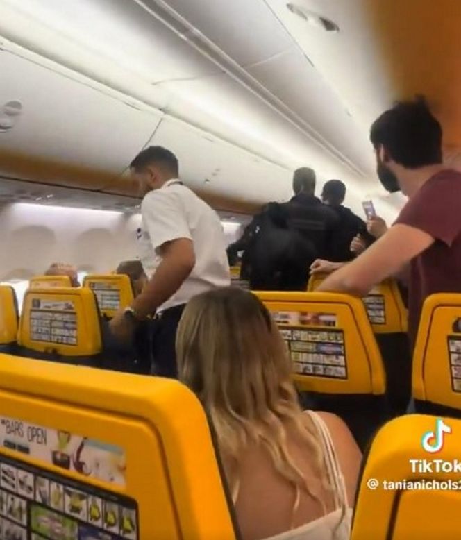 Bijatyka w samolocie! Wieczór kawalerski doprowadził do katastrofy. Zobacz wideo