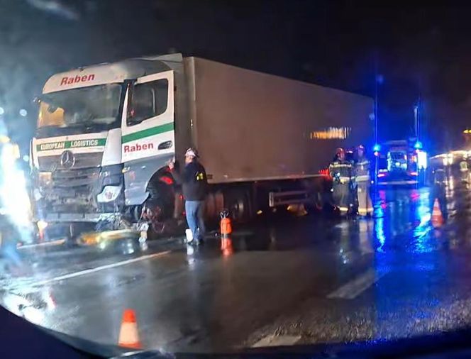 Trasa S1 zablokowana. TIR rozbił się o barierki